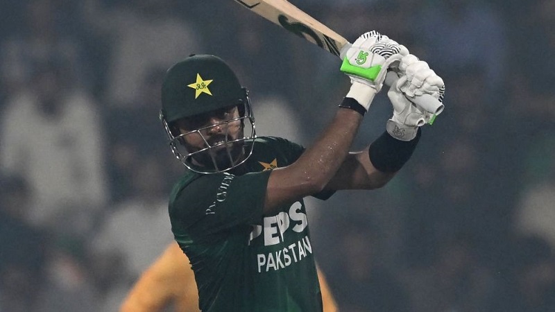 কোহলিকে ছাড়িয়ে নতুন ইতিহাস গড়লেন বাবর আজম